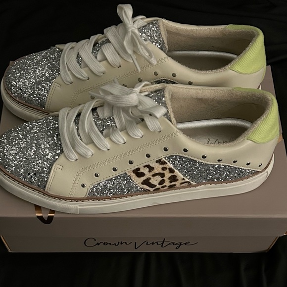 Crown Vintage Sneakers - Picture 2 of 4